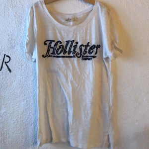 Hollister t-shirt - genomskinlig hollister tröja, sydd mörkblå text. sitter lite tajt