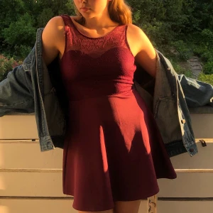 VINRÖD KLÄNNING - Vinröd/lila kortare klänning. Samma modell som den rosa. Väldigt fin spets och rygg💖 Möts gärna upp i Västerås men frakt funkar även💜