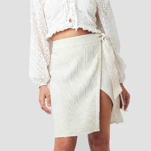  - Såå snygg kjol från AFJxNakd med prislappen kvar så den är oanvänd. Helt slutsåld på hemsidan! Nypris 599kr. Frakt tillkommer☺️