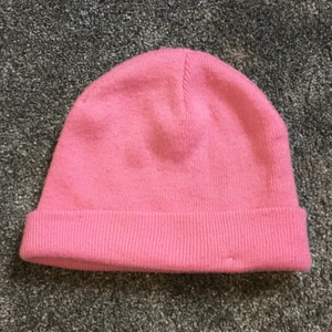 Mössa  - En mössa från bik bok har typ använt den 4 gånger. Den är i one size så den passar alla. Pris 80+ frakt