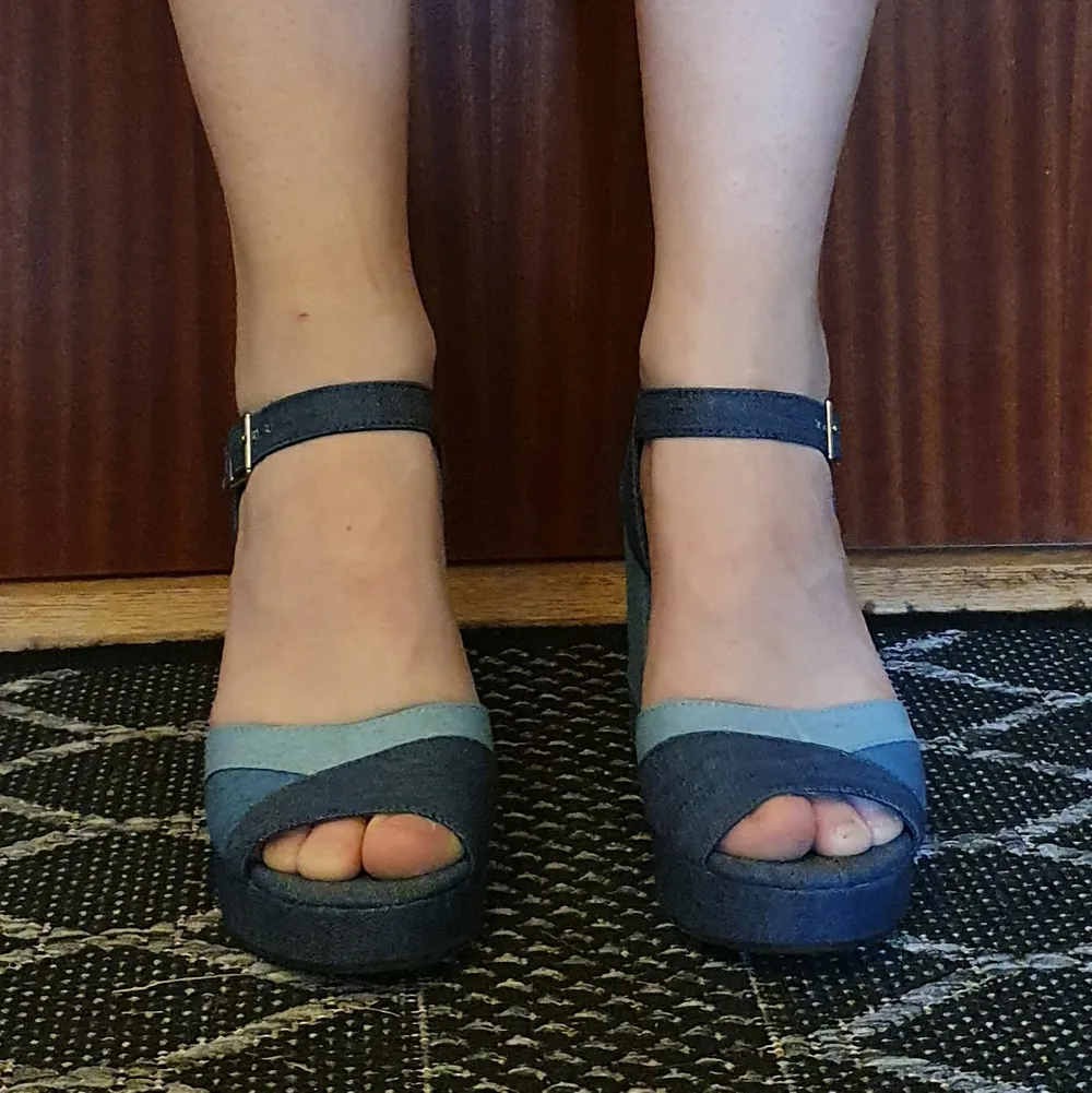 Helt oanvända (förutom provat dem hemma), snygga sandaler.. Skor.
