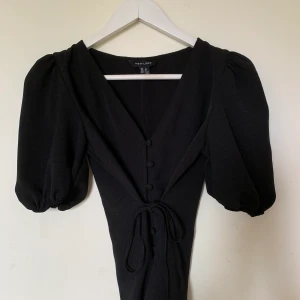 Trendig blus strl XS - Superfin nästan oanvänd blus från New Look med puff-ärmar och knappar, strl xs men passar även s. Möts upp i Stockholm!