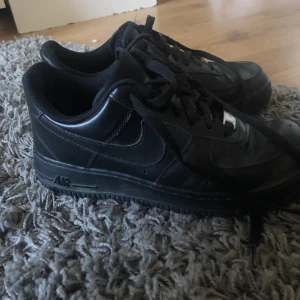 Nike air force  - Bra skick, köpte dom på plick men dom var för stora för mig tyvär:// jätte snygga skor 
