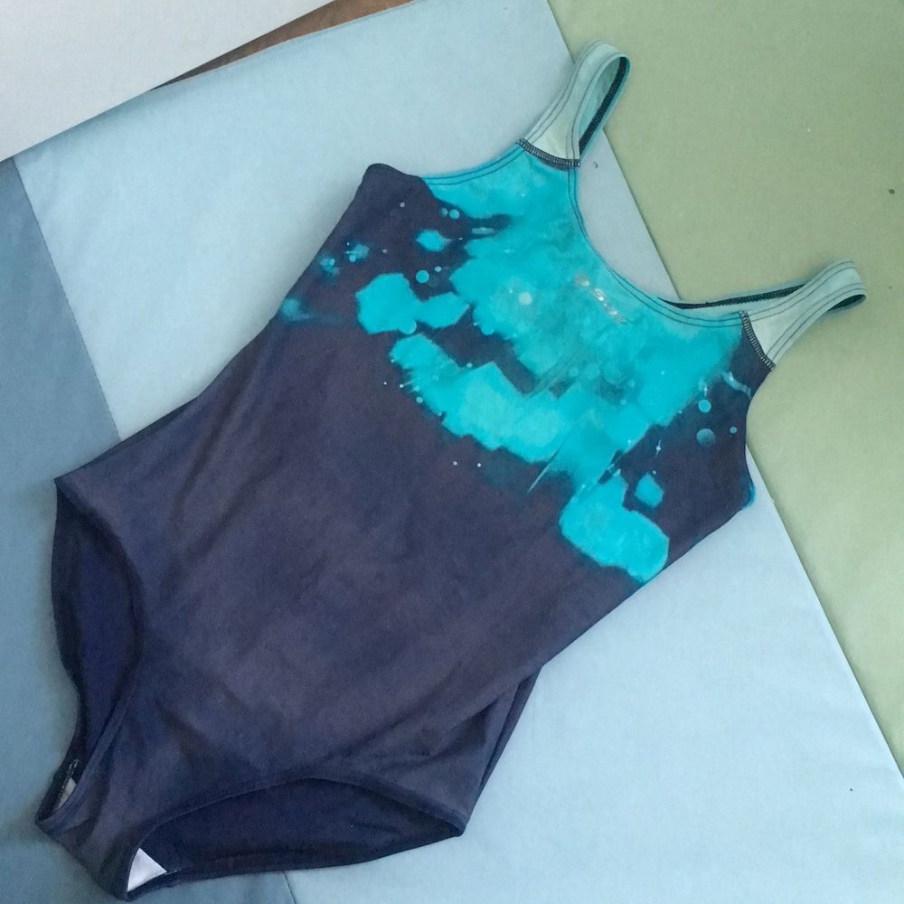 Light blue and dark blue bathing suit with open back. Accessoarer.