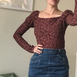 Mönstrad blus - Mörkröd/rosa-aktig blommig blus med puffiga axlar. Går även att dra ner på axlarna. Frakt tillkommer. Möts på södermalm💞💞💞 Hör av er om ni har frågor!