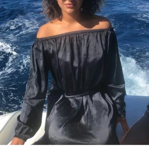 Siden klänning - Fin siden klänning som går till strax över knäna (1.63) som sitter löst men samtidigt sexigt. Man justerar själv hur den ska sitta vid midjan som man ser på bilden. Självklart går det att ordna bättre bilder och byte av vara är möjligt! 