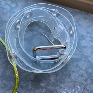 Skärp - Genomskinligt skärp med silver hål🤍🤍🤍knappt använt, från Urban Outfitters.