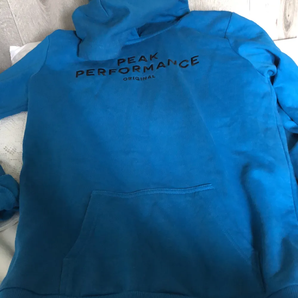 Ljusblå/turkos hoodie från Peak performance. Min hoodie är i samma modell som bild nr 1. Aldrig använd så i väldigt bra skick💕 köpare står för frakt på 66 kronor💕. Hoodies.