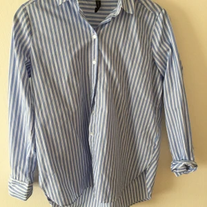 söt randig skjorta - söt skjorta i gott skick bärs några gånger.  Jag säljer för nu är det bra för mig att det är xs men det kan vara för M