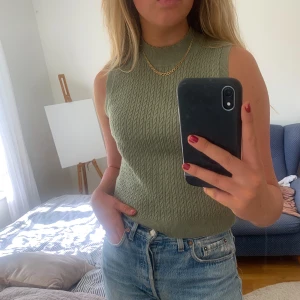 Grön topp från Zara - Populär mörkgrön topp från Zara, strl M(stretchig passar både S-L)