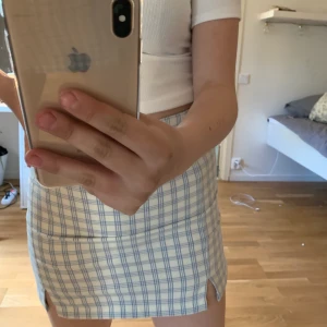 Rutig kjol - Supersöt rutig kjol som tyvär var för liten för mig när jag fick hem den :( Slutsåld och aldrig använd nypris 499kr från Brandymalvie