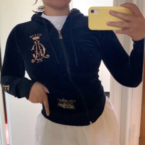 Svart 90-tals huvtröja i sammet - ASBALL huvtröja från Christian Audigier i mjuk svart sammet. Har en massa coola detaljer på både armar, rygg, bröst och dragkedja. Är helt ärligt kär i denna så säljer enbart vid ett bra bud. Är i storlek M men skulle snarare säga S eller XS.💛