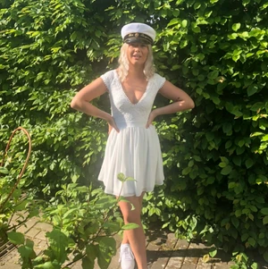 vit superfin klänning ifrån nelly - superfin vit klänning ifrån Nelly, storlek S! Använd 1 gång 