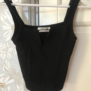 Topp från pull&bear  - Fin liten topp från pull&bear som tyvärr är för liten för mig, har endast testat den men den har inte använts mer än så. Fyrkantig urringning med en liten V formation i fram 