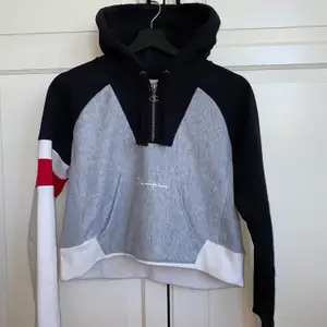 Snygg hoodie från champion! Köpt för 850kr och använd ett fåtal gånger. 💘