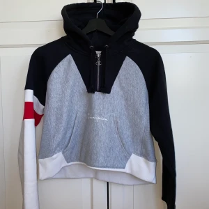 Champion hoodie - Snygg hoodie från champion! Köpt för 850kr och använd ett fåtal gånger. 💘
