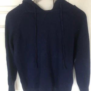 Stickad hoodie - Tunn Stickad hoodie från ByAnastasia. Marinblå. Endast använd en gång. 