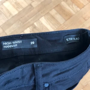 Stuprörsjeans - Supersköna svarta stuprörsjeans i strlk 29. Aldrig använda. 