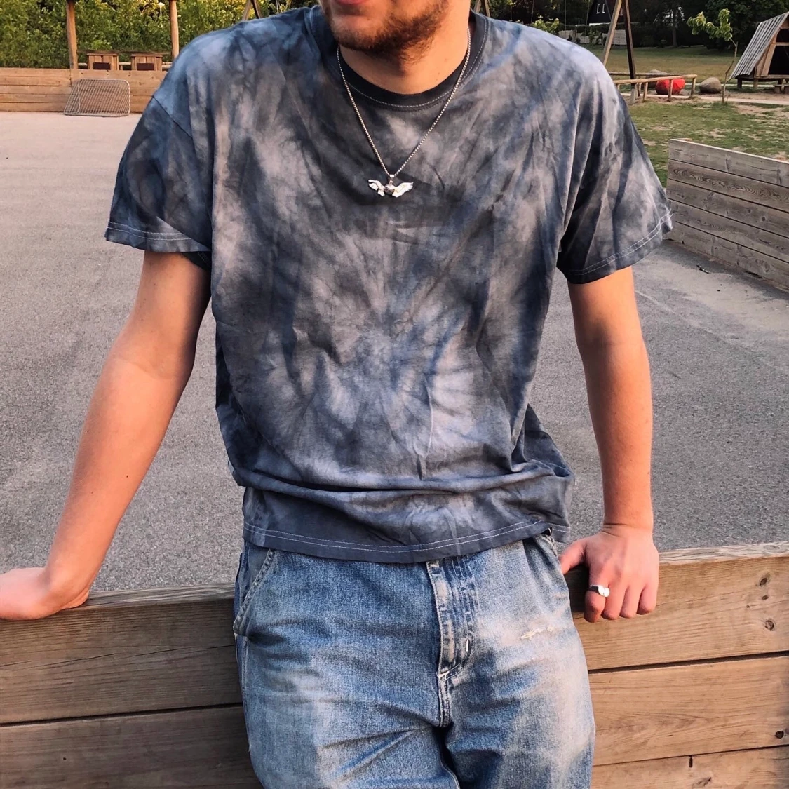 T-shirt i mörk batik