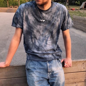 T-shirt i mörk batik - En t-shirt i storlek L, omgjord med svart batik. 