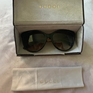 ÄKTA GUCCI SOLGLASÖGON  - Säljer mina nästintill oanvända solglasögon från Gucci, ONE SIZE. Inga repor, fodral tillkommer. Kvitto finns inte, men äkthet ska kunna bekräftas butik. Dem är slutsålda så de finns inte att få tag på längre! Kan gå ner i pris vid snabb affär! 🌸