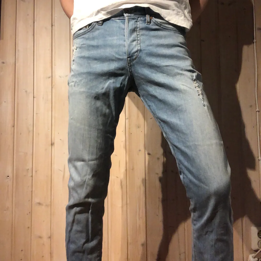 Slappa, sköna jeans i slimfit med små slitningar. Jeansen har en härligt ljusblå tvätt. Knappt använda, dem har bara legat i garderoben ett tag och tagit plats. Samfraktar gärna.. Jeans & Byxor.