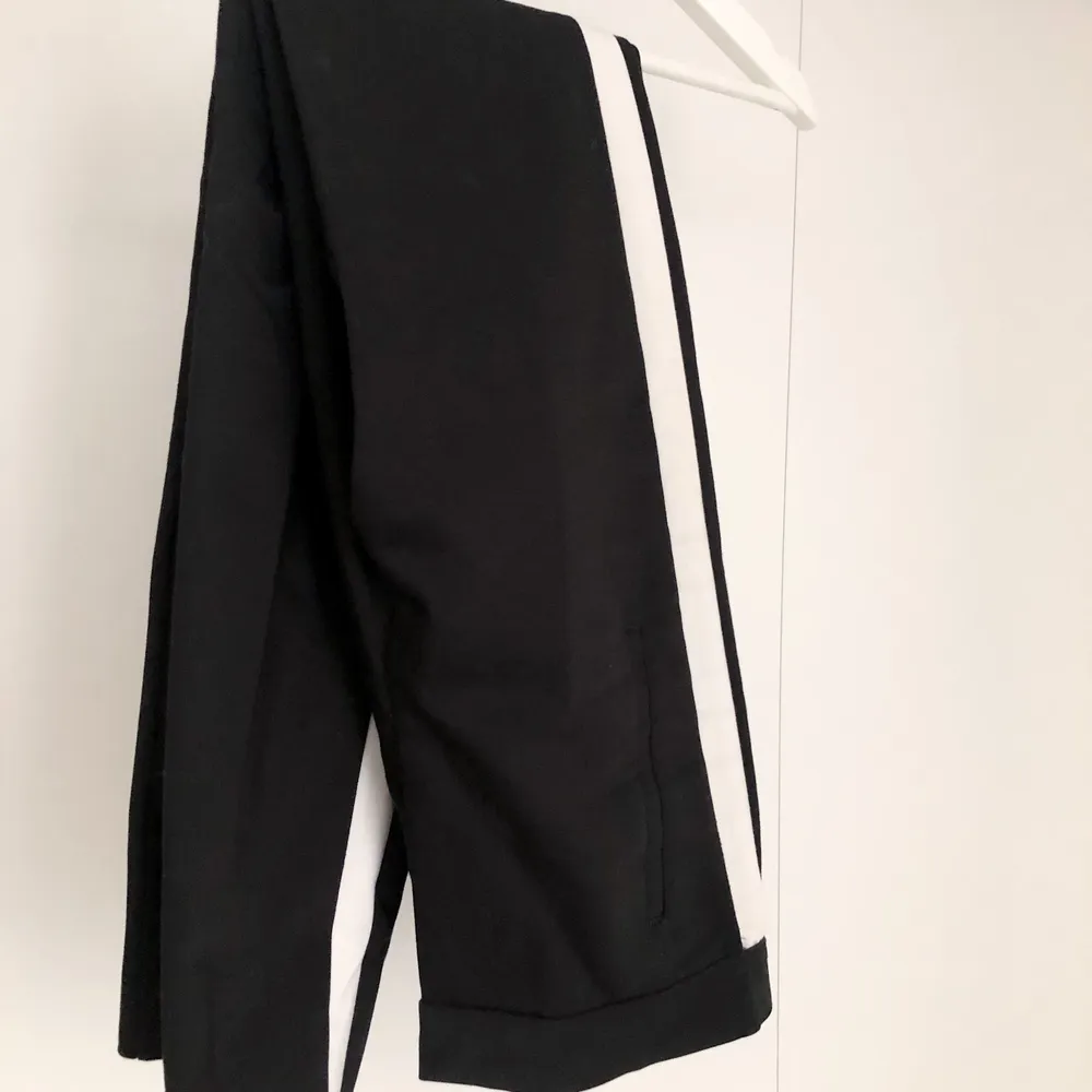Kostymbyxor svarta med detalj längs sidorna. De är ifrån Zara och är i storlek xs/s. Skriv till mig för mer info/bilder💞. Jeans & Byxor.