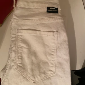 Vita jeans , tight passform - Bra skick , näst intill oanvända. 