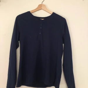 Farfarströja - Marinblå farfarströja, skön och mjuk! Går att använda som pyjamas eller som vanligt. Använd enstaka gånger 💞
