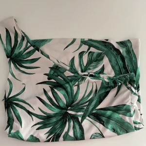 One shoulder tröja - Superfin och somrig one shoulder topp, slutsåld. Strl XS men passar absolut S-M då materialet är stretch