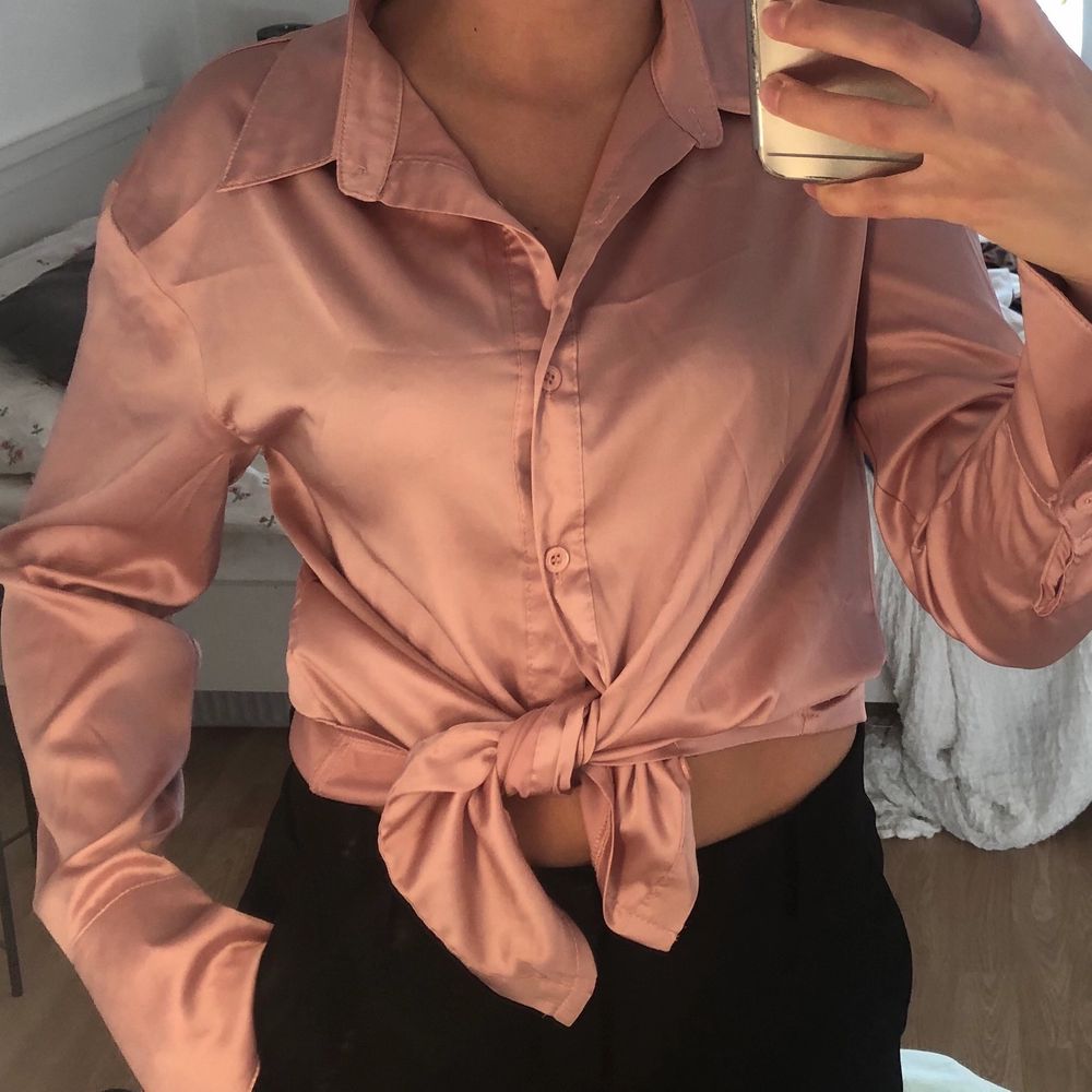 Jäättefiin silkesskjorta från boohoo. Sitter lite lösare på mig, st 36 från boohoo. Så snyggt att knyta den! Har använt väldigt få gånger, kan dock vara någon tråd som sticker ut. Svårt att fånga upp färgen på bild men den är rosa!! Frakt ingår i priset🦋. Skjortor.