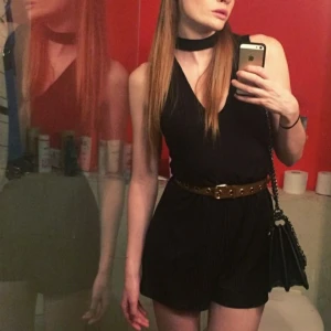 Playsuit Berska strl. M - Så fin playsuit från Bershka! &quot;Inbyggd&quot; choker, dragkedja baktill. Använd fåtal gånger = bra skick.🧚‍♀️ Storlek M men passar på mig som brukar ha S. Köpare betalar frakt, finns annars i Sthlm! 