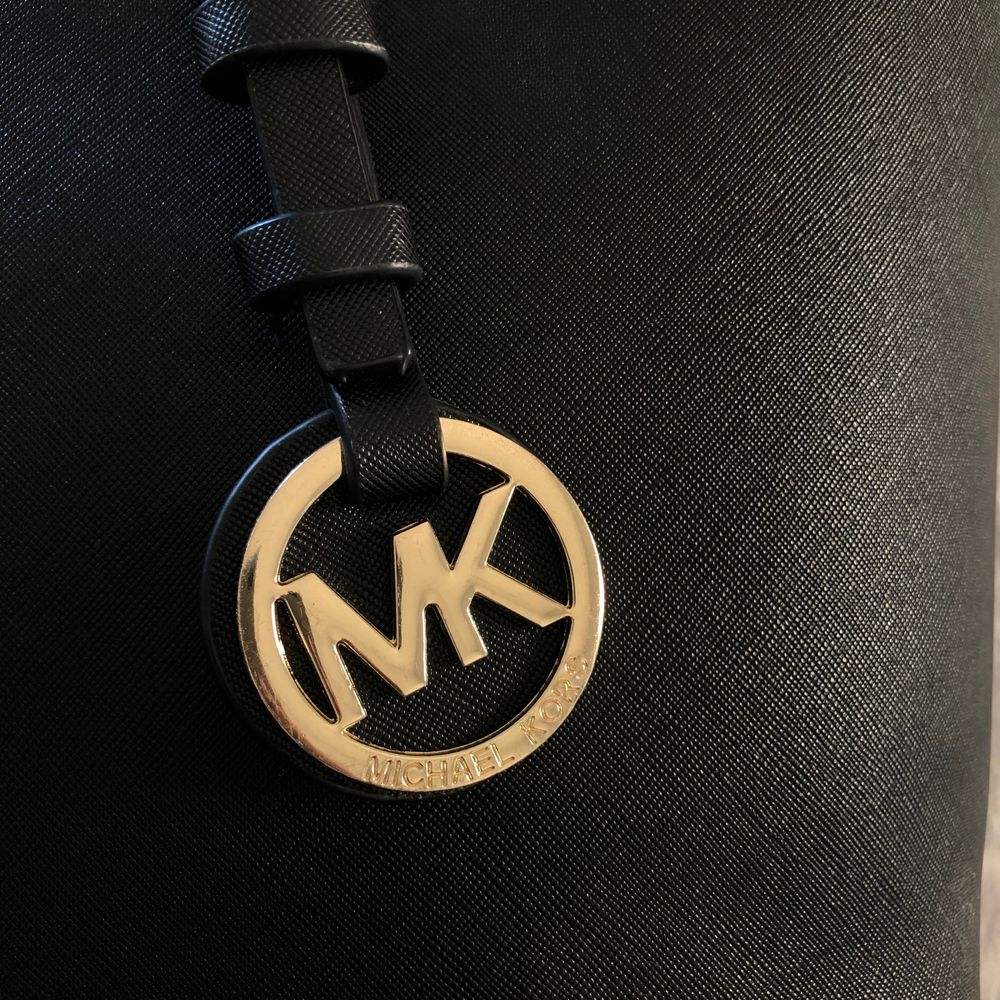Säljs då jag bytt stil och inte får använding av den. Den är äkta. Guld detaljer. Tyvärr har blixtlåsen uppe gått sönder, inget som syns men den går inte att stänga. Där av priset. Bortsett från det är den i mycket fint skick! Nypris ca: 3300kr . Väskor.
