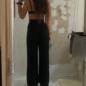 Kostym byxor hög midja  - Na-kd kostym byxor , vida och hög midja . Älskar dem men aldrig använda då jag har för många byxor . Köparen står för frakten . Budgivning börjar på 250, är öppen för snabba köp. 