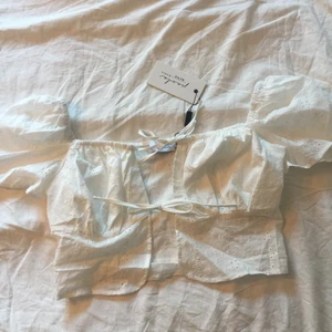 Helt oandvänd topp från nakd  - Råkat ta fel storlek, köpte den för 350kr och säljer den för 200kr då jag aldrig andvänt den❤️