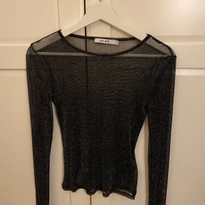 Fest topp - Glittrig mesh tröja från NAKD i storlek S, jättefin på och perfekt till fest🥺 90 kr + frakt