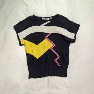 Pull over - Nice stickad pull over/väst med grafiskt mönster. 