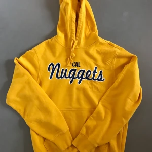 Vintage ”Nuggets” Hoodie - Gul vintage hoodie i size S, inga defekter. Öppen för bud!