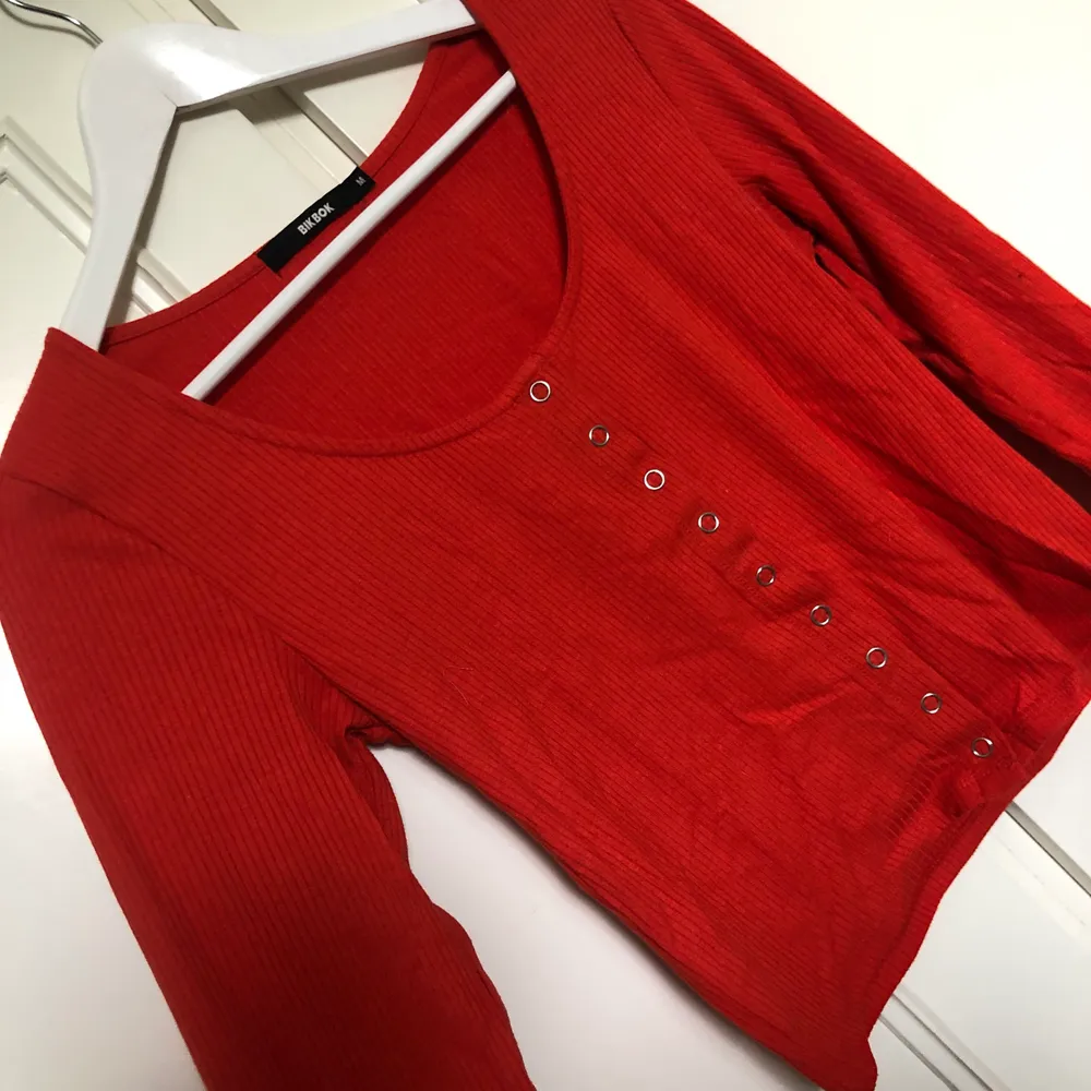 Säljer denna orange/röda tröjan med knappar från bikbok, den är ursnygg på men säljs då jag gärna vill ha stora pösiga kläder på mig. Denna är alltså lite mer taight. Storlek M men S-M!!!❤️🧡 ❌köparen står för frakt❌. Toppar.