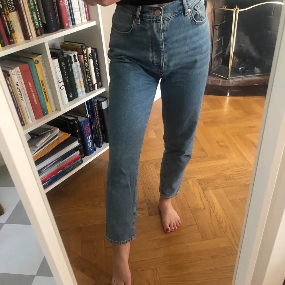 Mom jeans från Bikbok. Endast använda en gång och säljs på grund av för stor storlek. Nypris 599 kr. Det tillkommer frakt som köparen står för. . Jeans & Byxor.