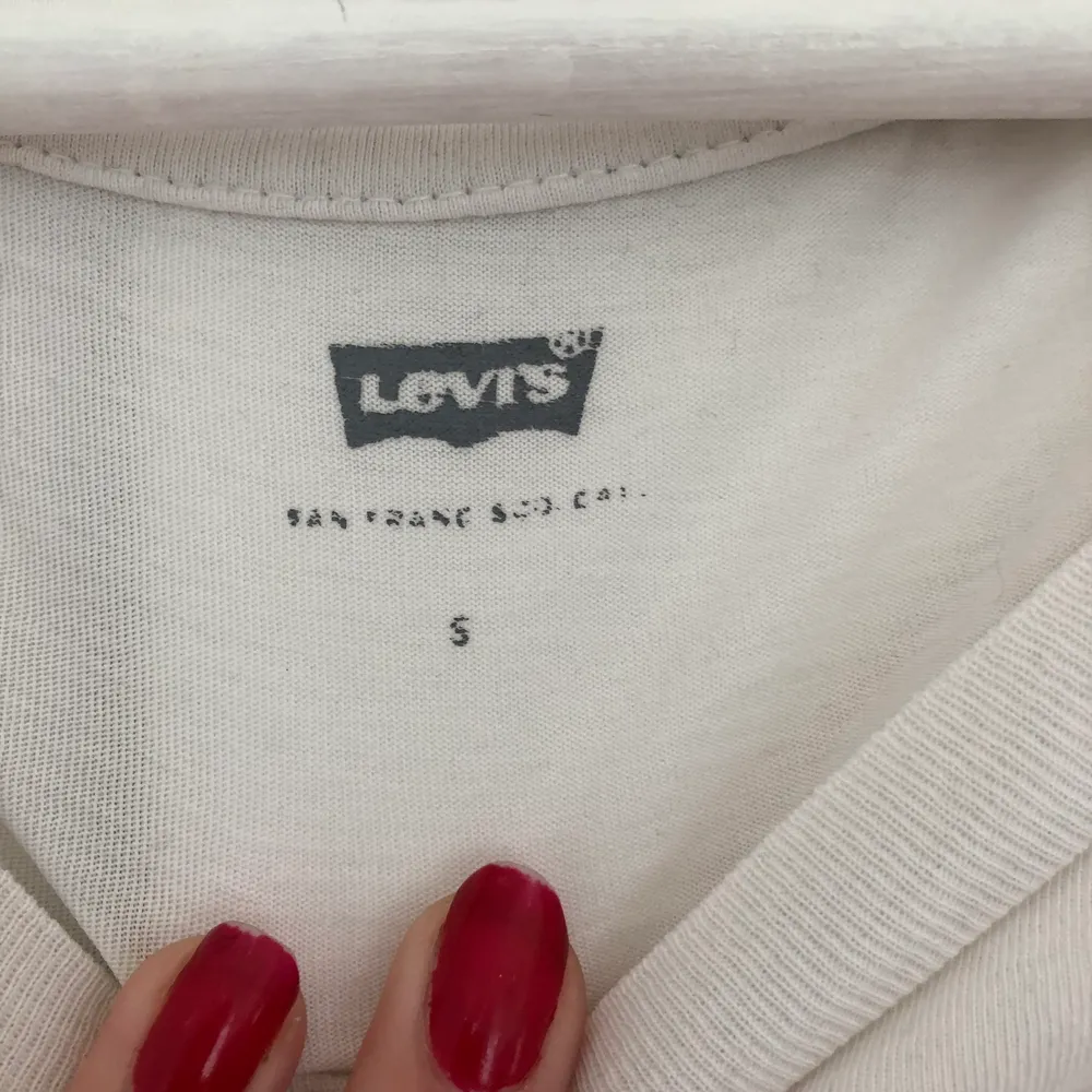 Fin Levis tröja som jag tyvärr inte använder mer och bara ligger i min garderob och tar plast. T-shirts.