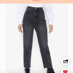 - Mörkgrå straight leg jeans från Nelly. Använda några gånger, frakt ingår!