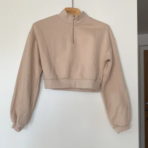 Croppad sweatshirt - Endast använd en gång!! Från monki. Väldigt skön i materialet och passar till allt! 