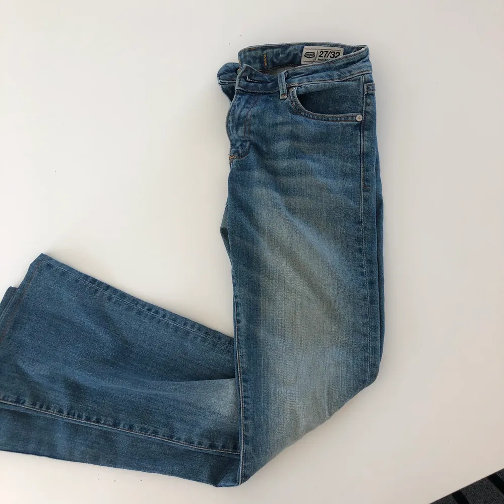Bootcut jeans från märket crocker, superfin tvätt men dem har tyvärr blivit för stora och därför säljer jag dem. Jättefin passform på dem 💖 Storlek 27/32. Jeans & Byxor.