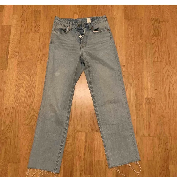 Intressekoll på dessa snygga jeans! Har en liten fläck å därav priset men går säkert bort i tvätten. Möts upp i sthlm annars står köparen för frakten. Buda från 120kr. ( inte hemma just nu men lägger ut flera bilder sen! ) . Jeans & Byxor.