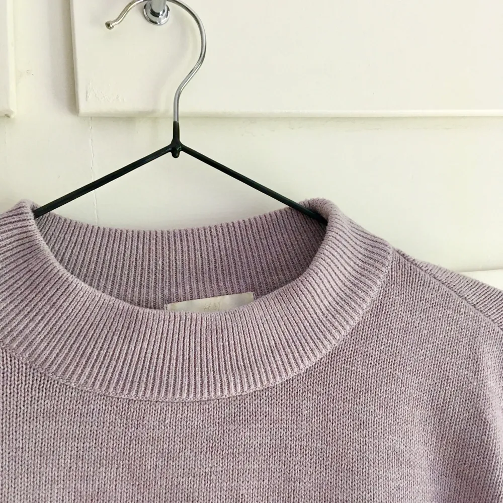 ”Dusty-lilac” tröja från H&M. Bra skick. Storlek L men passar XS-L, snyggt oversize.  ✨💜👌🏻. Stickat.
