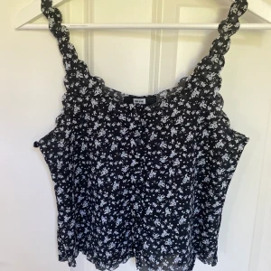 Blommig topp - Säljer en jättesöt topp med blåvita blommor på sig🥺💕 Köpt från Bikbok för några år sedan! Köparen står för frakten. 