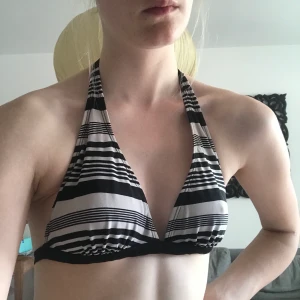 Bikini från etirel - Randig bikini från etirel, bra passform och sitter fast bra på kroppen under bad.