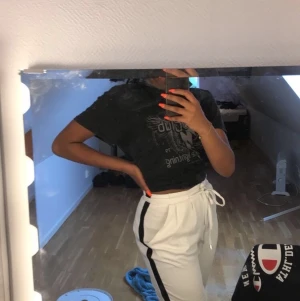 ”Mysbyxor” - Säljer nu dessa jättesköna ”mys/kostymbyxor☺️ Jag är 170 och byxorna sitter lite för kort för mig så skulle rekommendera till nån kortare än så❤️