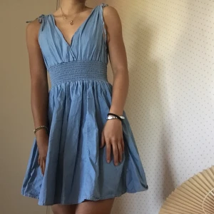 Blå sommarklänning - Blå klänning med resårband runt midjan och snörningar vid axlarna! Jättefin och bekväm sommarklänning. Kan mötas upp eller fraktas😁